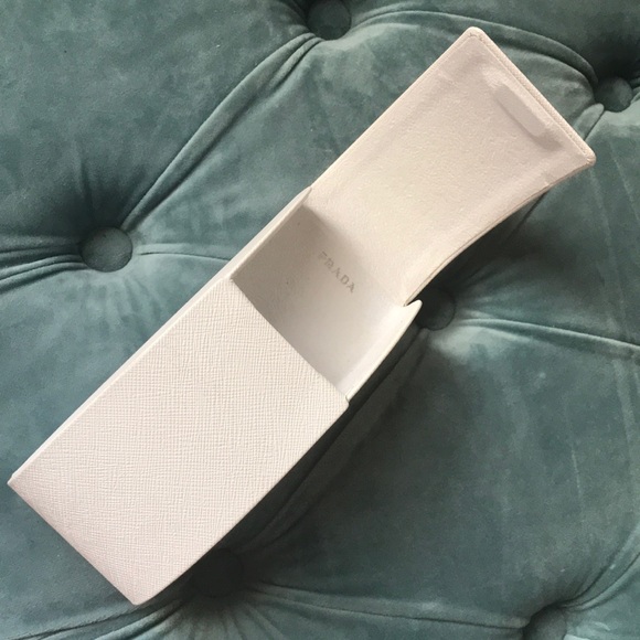 PRADA - Picture 3 of 3